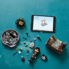 LEGO® Wednesday Addams Figürü 76780 – 10 Yaş ve Üzeri Çocuklar için Koleksiyonluk Oyuncak Yapım Seti (702 Parça)